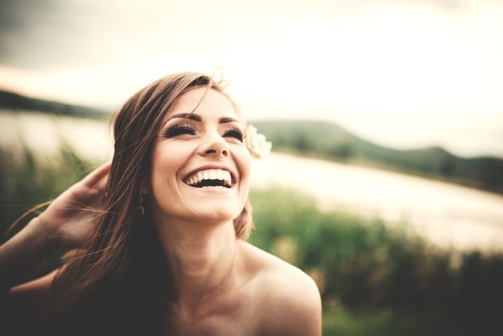 8 Thoughts You Have When You’re Happily Single At A Wedding