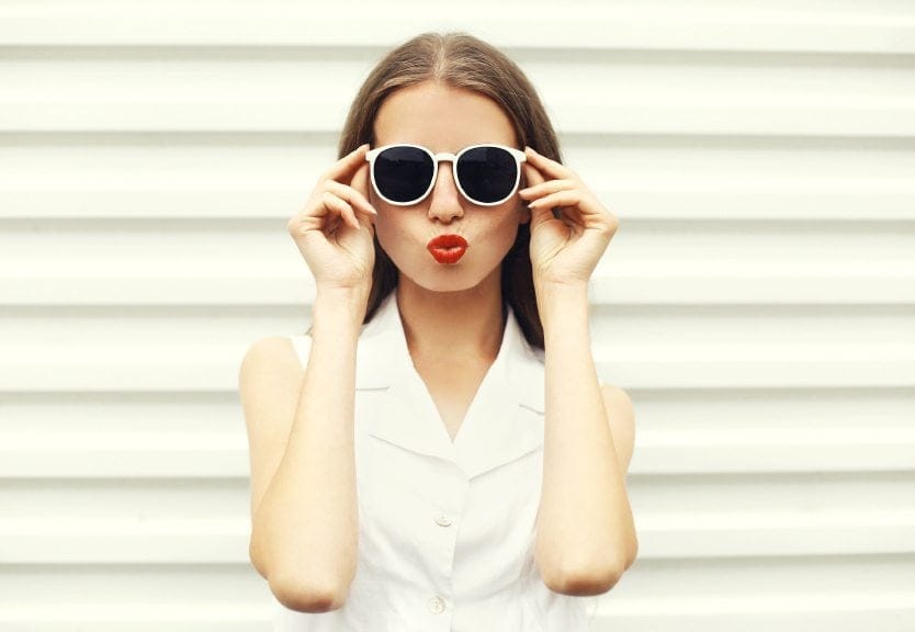 Fashionable woman with red lipstick and sunglasses.