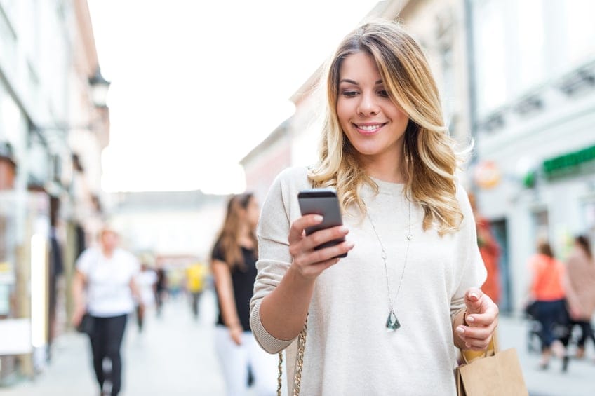 woman shopping phone city