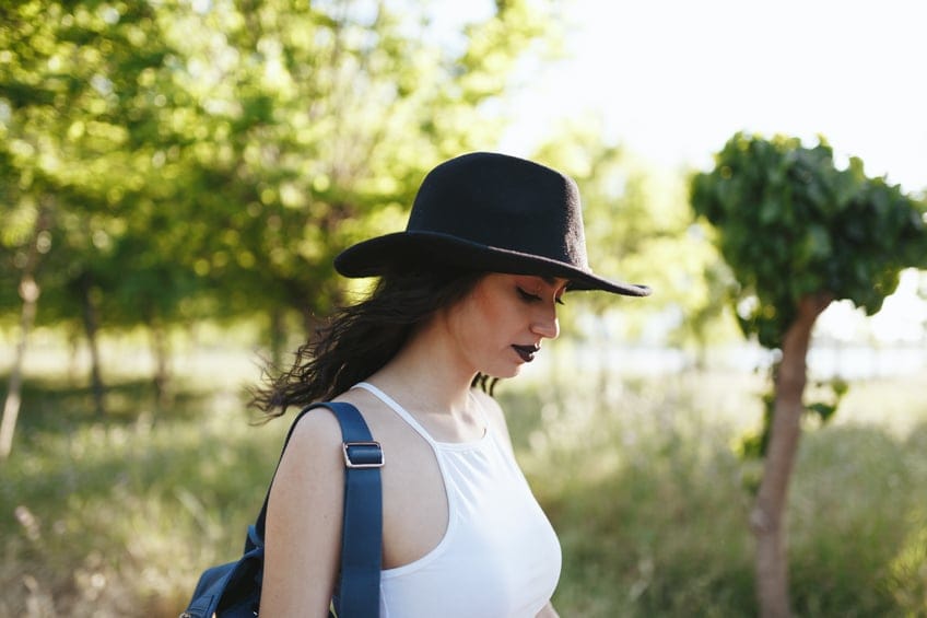 woman walking summer hat green