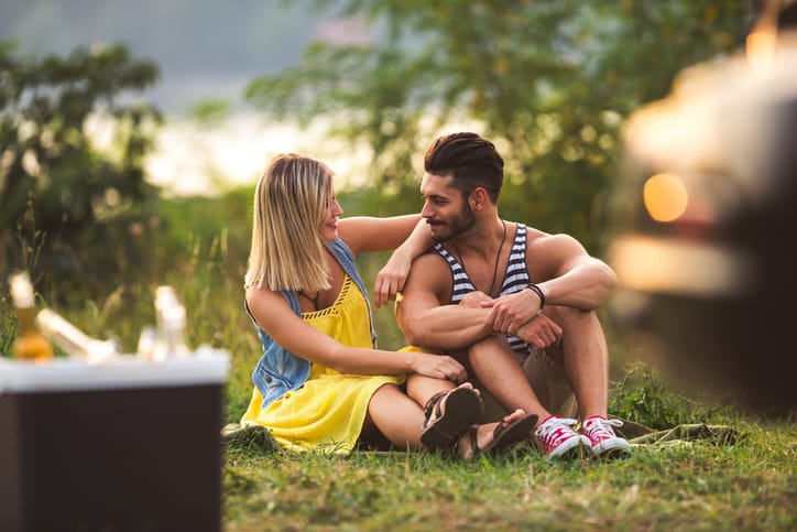 couple date picnic park