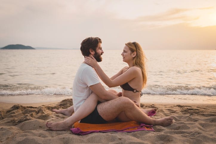 couple vacation beach love dating romance