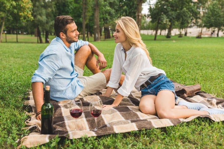 couple on romantic date in park