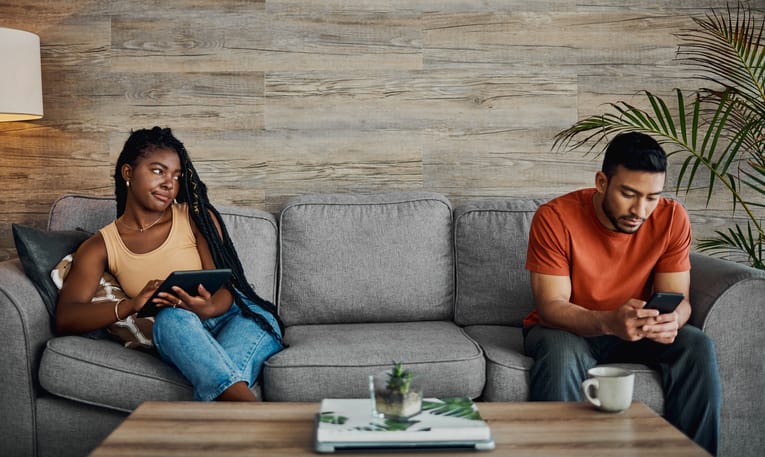 Opinion: Dudes Who Aren’t On Social Media Can’t Be Trusted