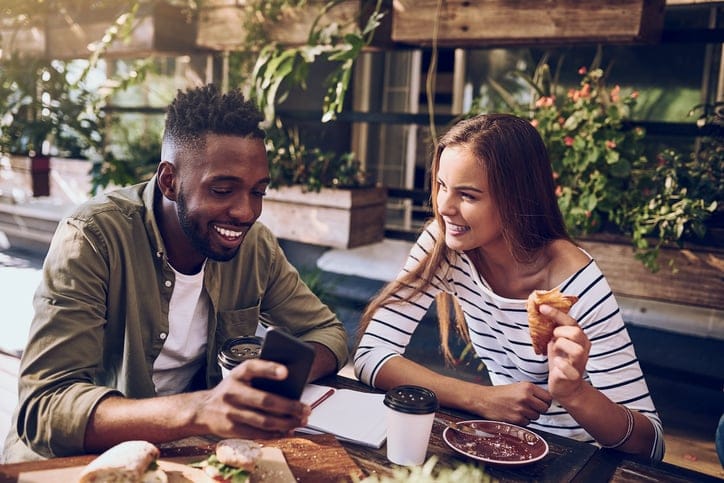 Sidebarring Is Something People Are Doing On Dates & It’s Rude AF