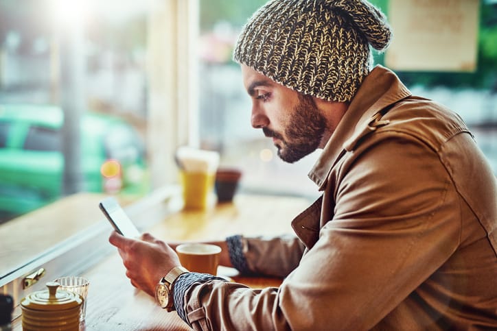 I Caught Him Scrolling Through My Phone On Our First Date—Bye!