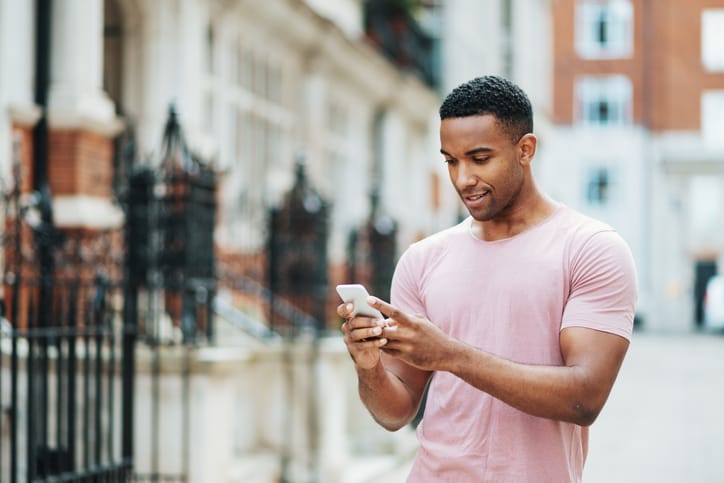 Buying and selling items using mobile apps