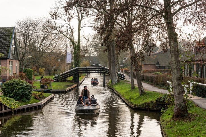 picturesque village giethoorn