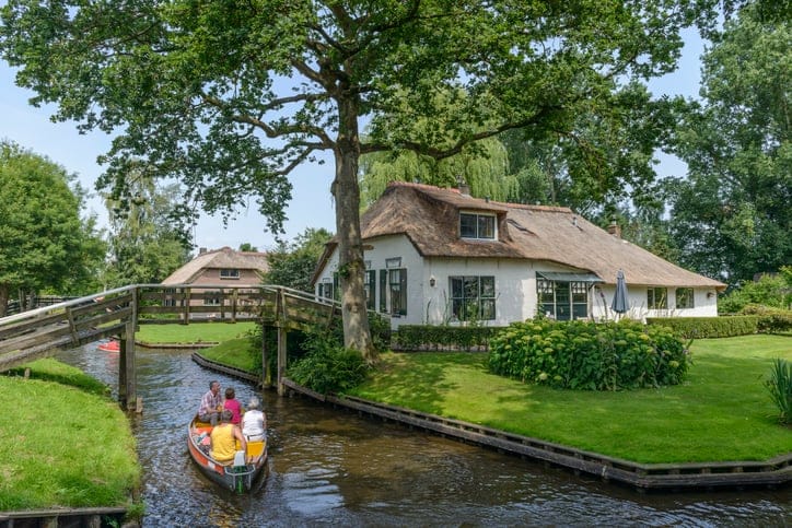 picturesque village giethoorn