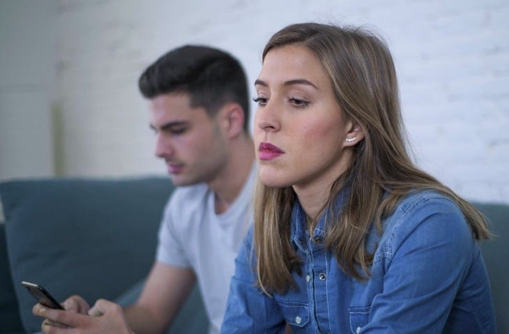 signs he doesn't love you anymore