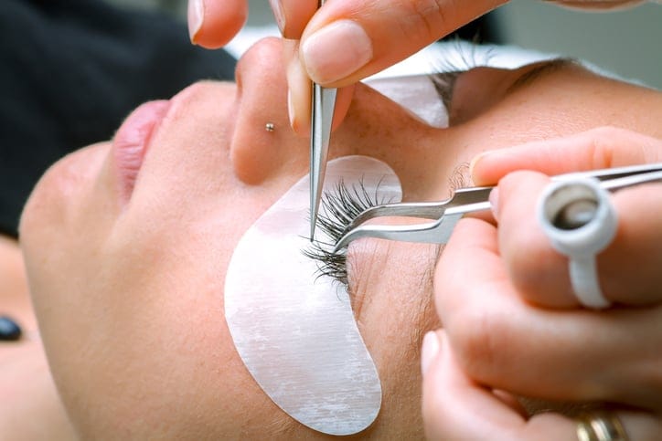 getting eyelashes applied