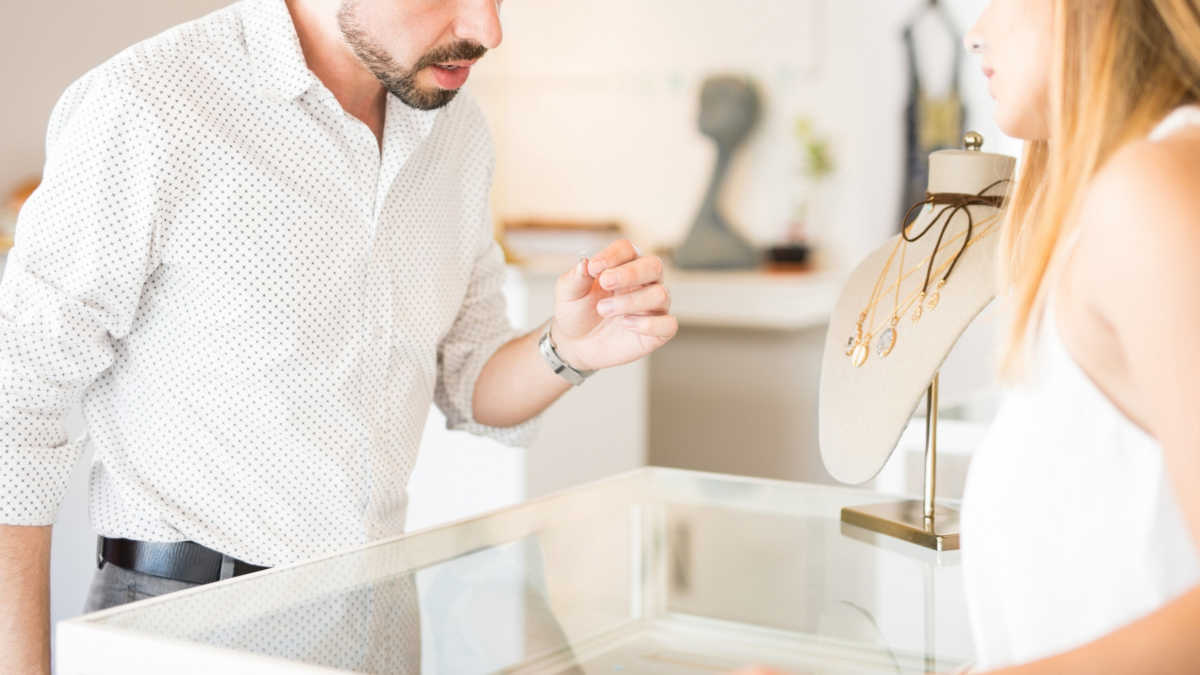 Pandora Employee Exposes Cheating Man Who Bought Rings For Two Different Women