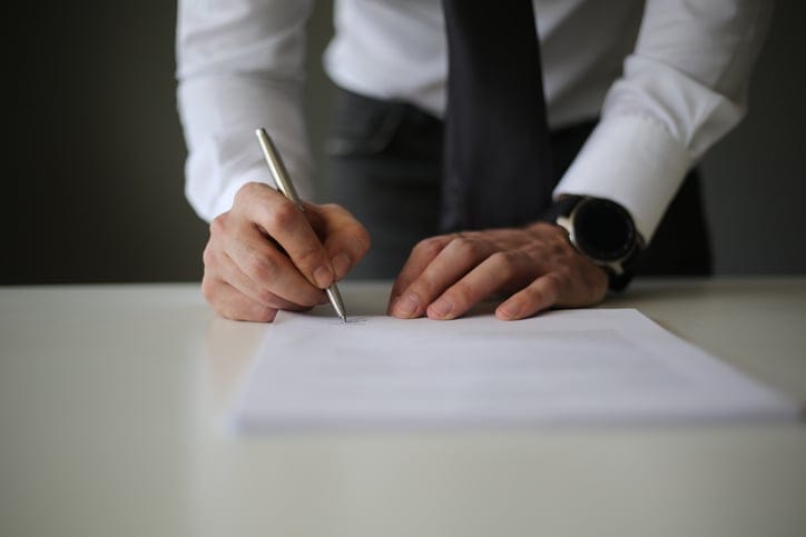Woman Creates 17-Page ‘Relationship Contract’ For Guy She’s Been Dating For 2 Weeks