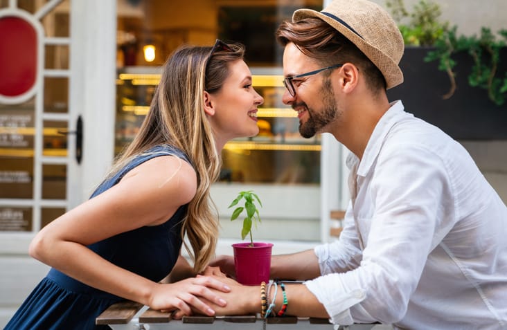 couple at the table kissing