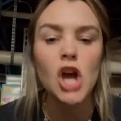 Waitress Freaks Out On Customer Over 10% Tip After Complimenting Her Performance
