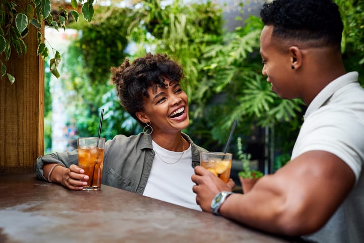 couple having drinks on date