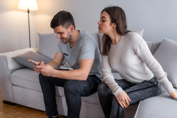 woman reading boyfriend's texts