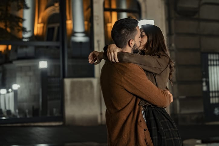 goodnight kiss after first date