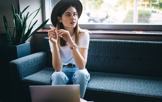 woman sitting with laptop at cafe