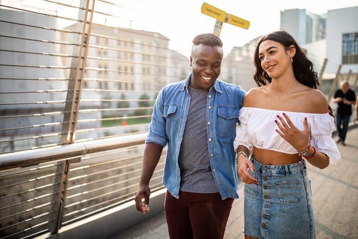 couple walking over manhattan bridge