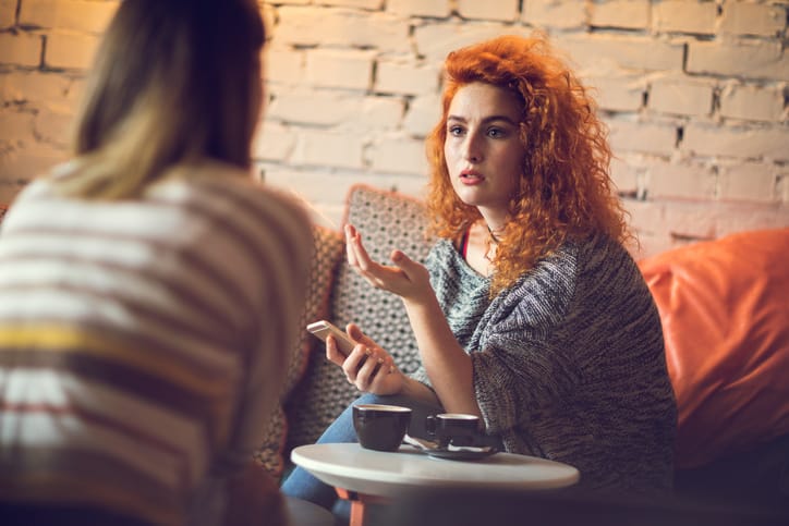 two women chatting in a cafe