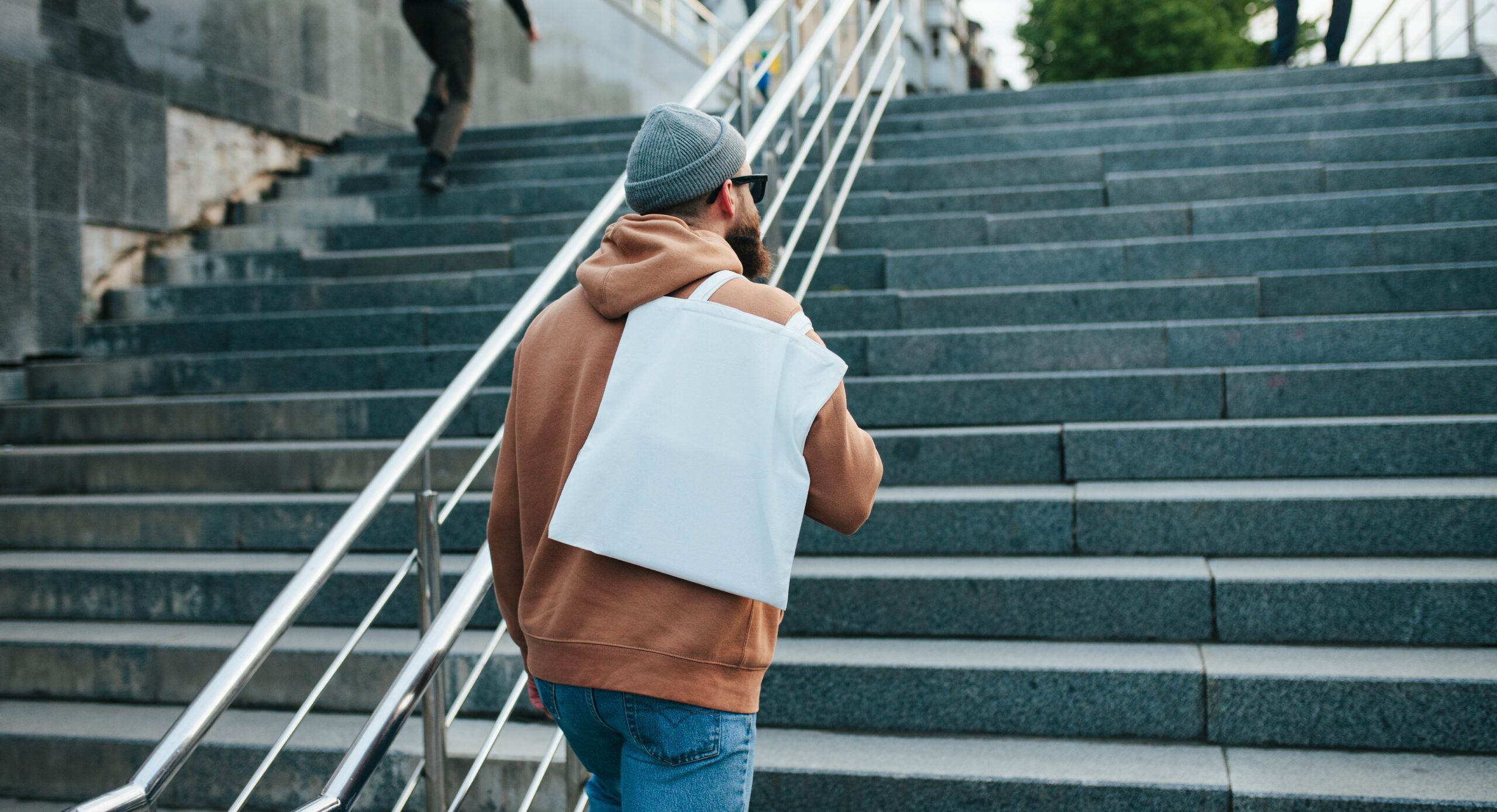 Man holding a reusable bag.