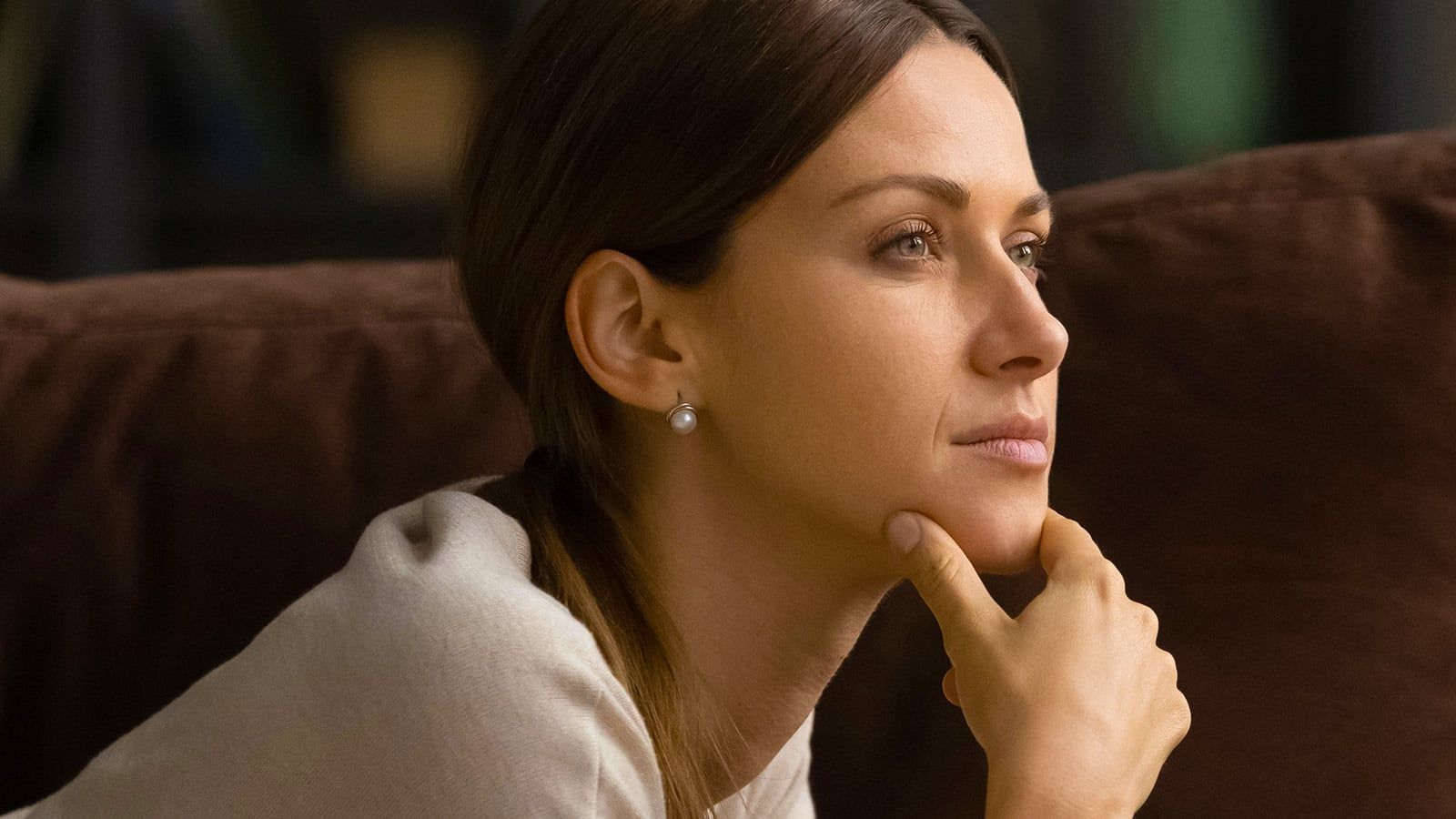 Psychology says people who can’t make decisions without checking with everyone first aren’t indecisive—they’re often carrying these 10 habits from growing up where the wrong choice came with a heavy cost