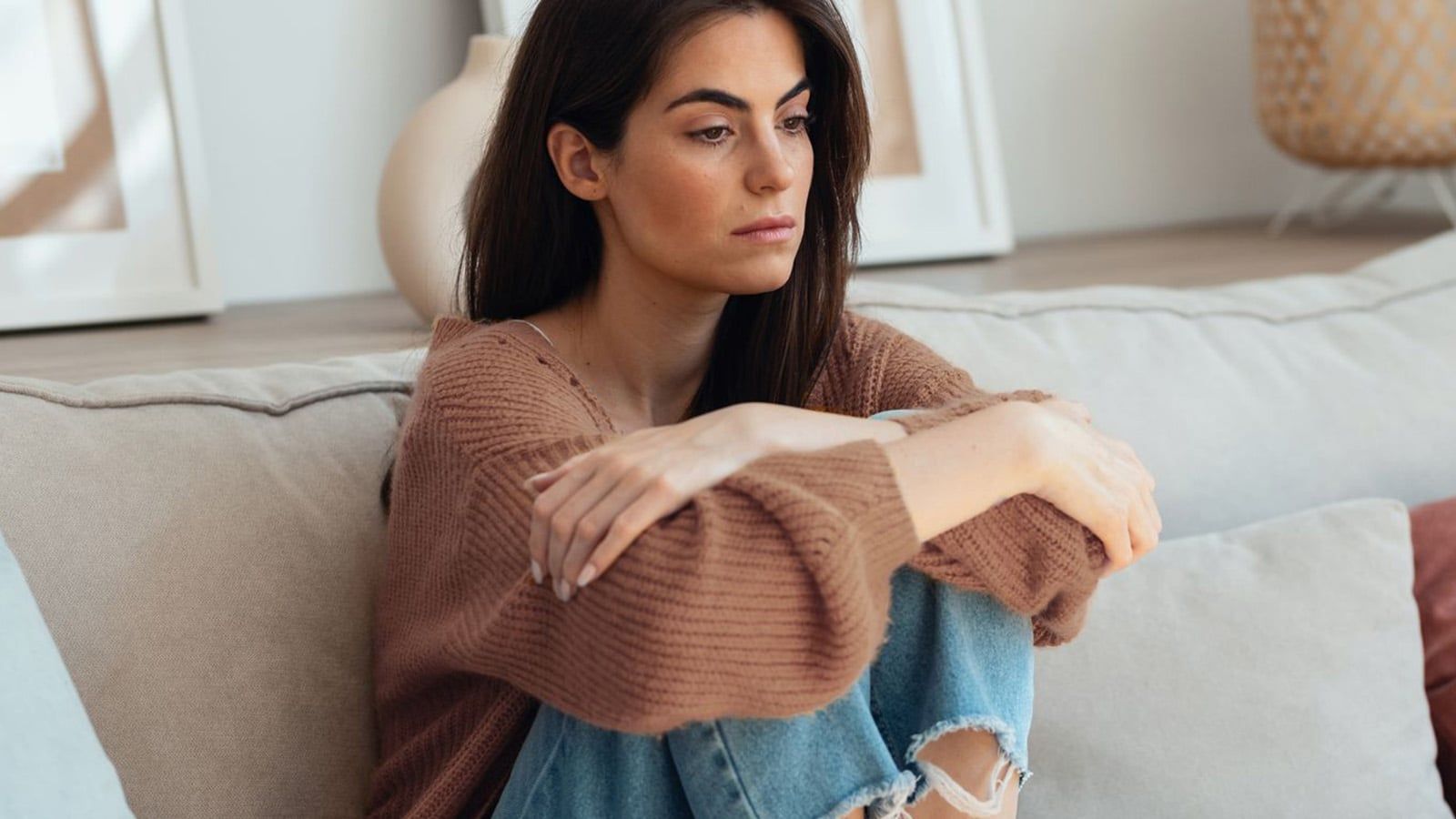 Psychology says the reason some people have no friends isn’t poor social skills—it’s these 9 quiet independence patterns others misread