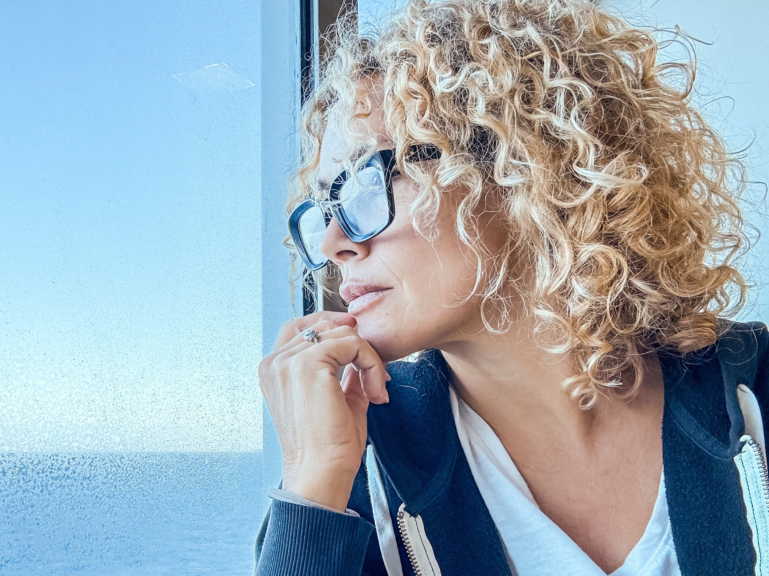 A woman sitting alone thinking about how she does not get attached to people.