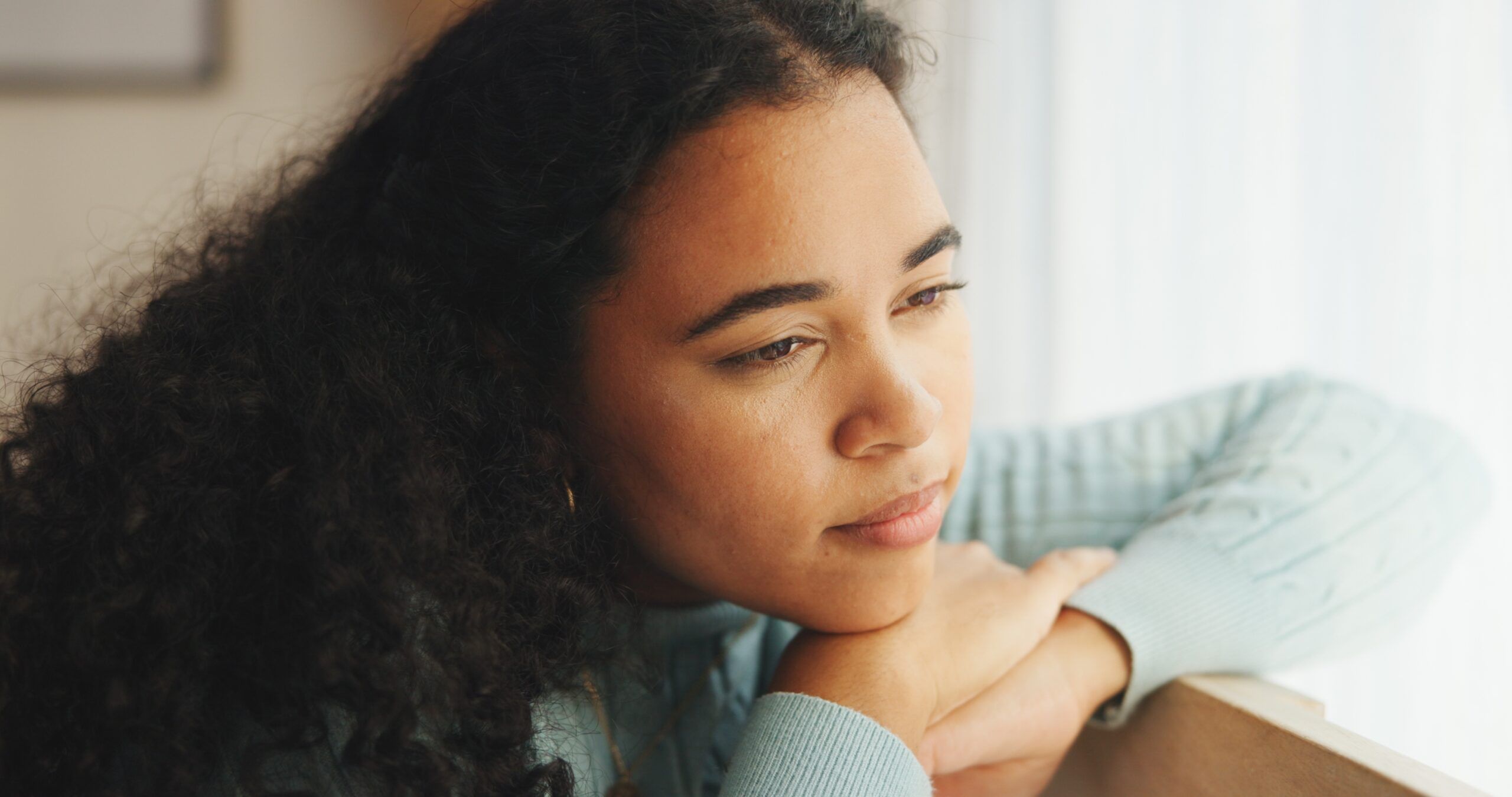 A young woman who does not want to talk about her childhood.