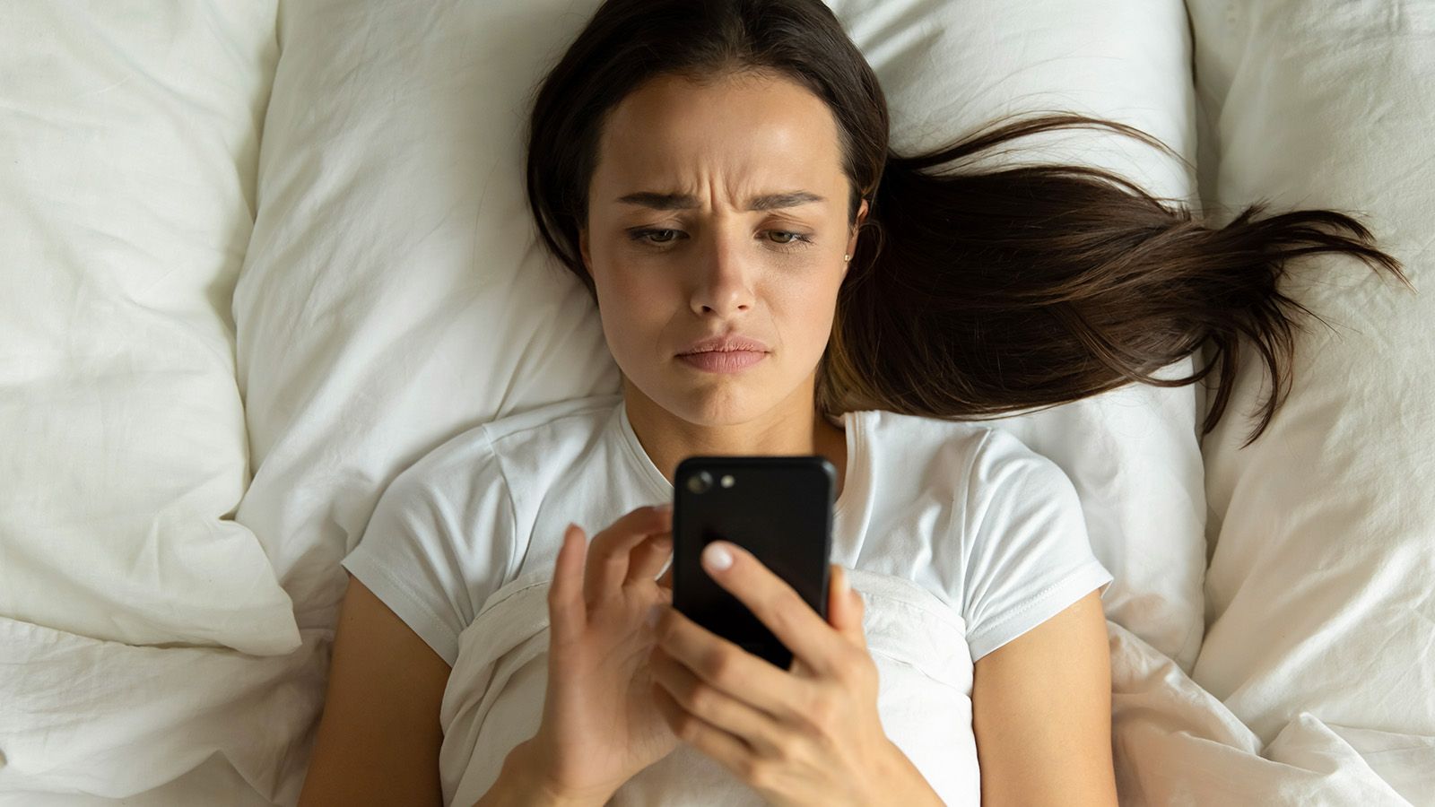 Psychology says people who still reread old group chats from years ago share these 3 emotional reflection patterns