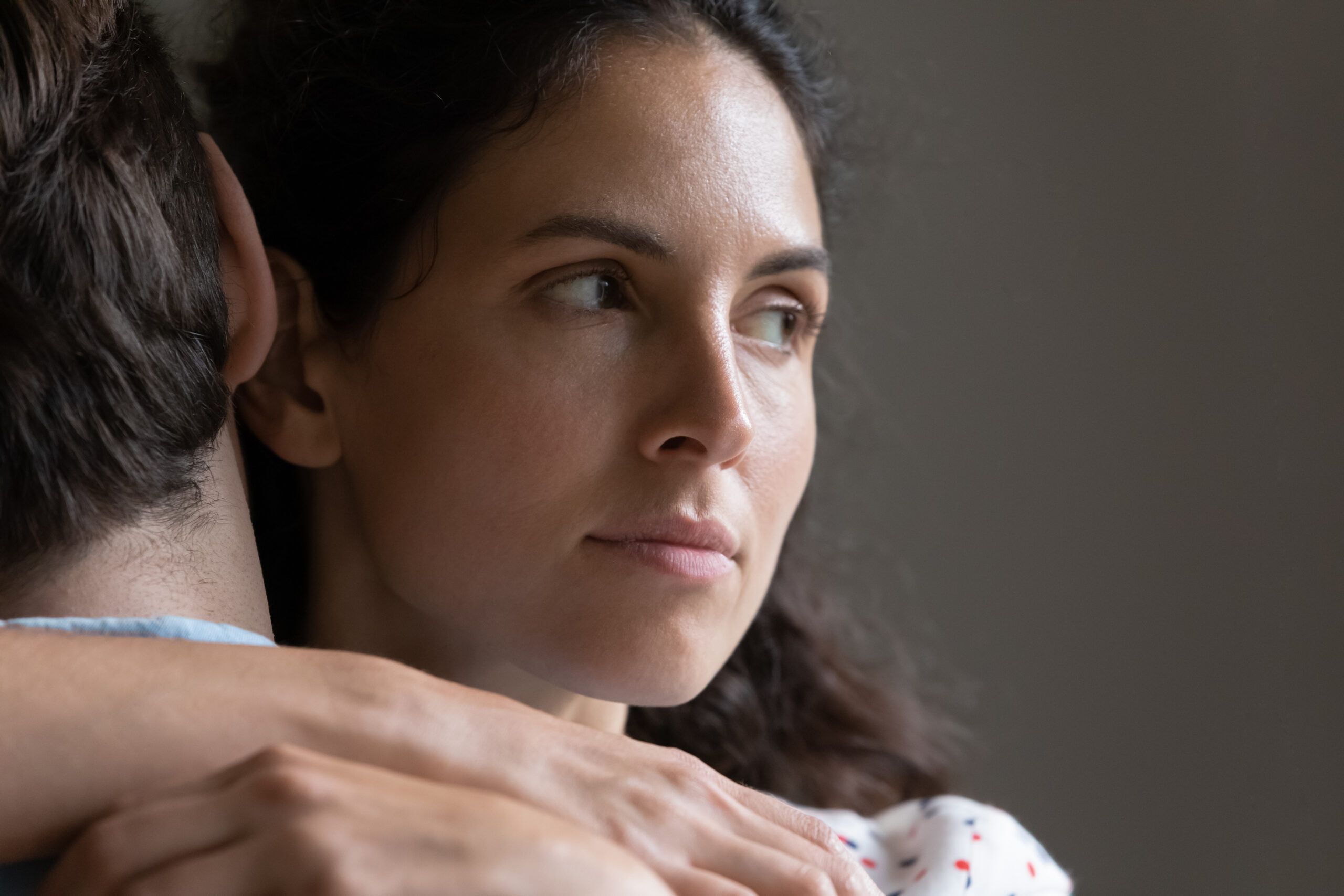 A woman who alternates warmth and distance in her relationship.