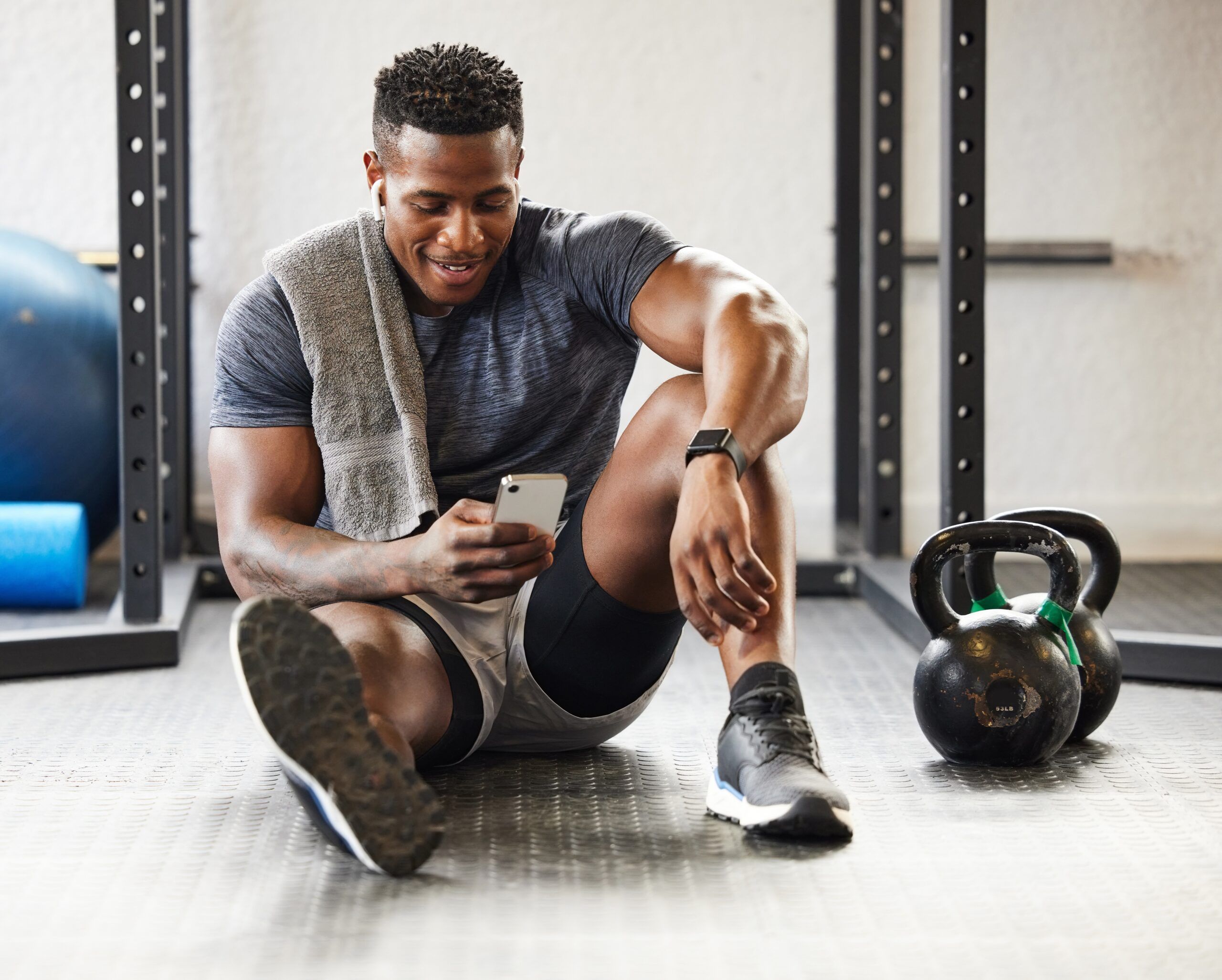 A man at the gym who can't sit still.