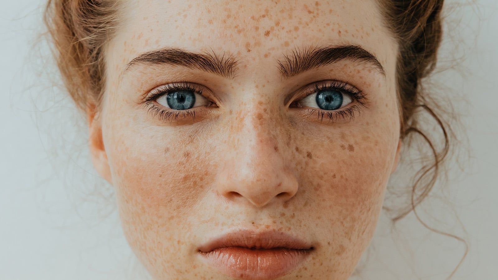 If your confidence rises and falls based on other people’s reactions, psychology says these 7 habits may be quietly reinforcing the cycle