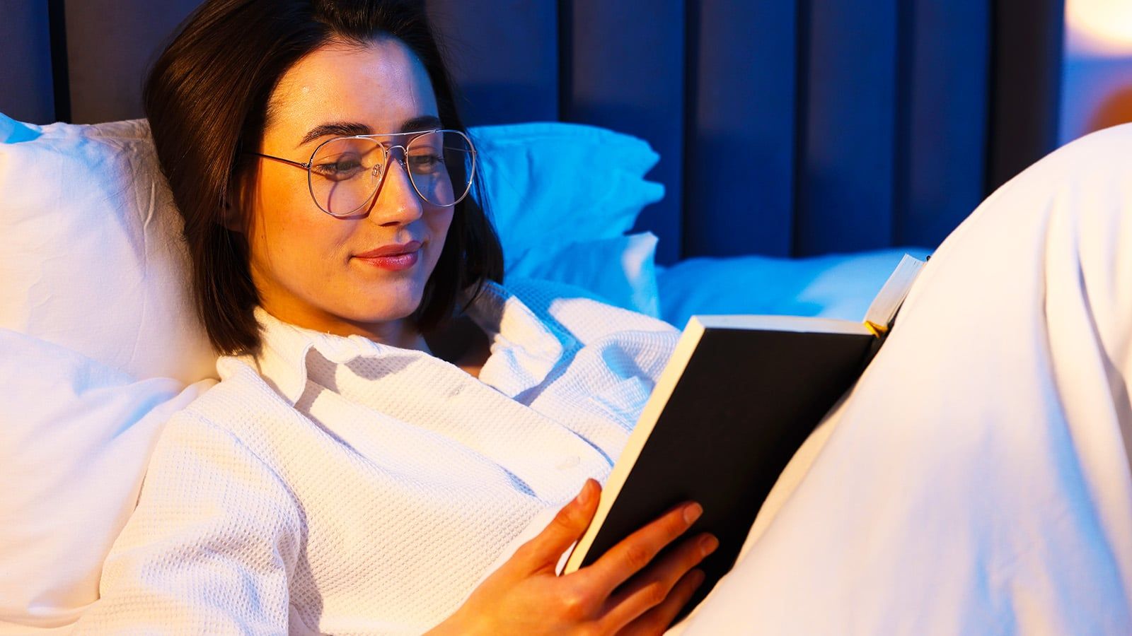 Neuroscience says people who still read physical books instead of screens aren’t just being old-fashioned — their brains actually use the paper to remember the story better, and a screen can’t do the same thing
