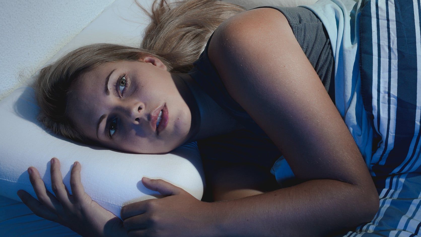 Psychology says people who lie awake at 2 am replaying a conversation aren’t obsessive — the brain loops what it couldn’t resolve, and the ones who do it most are usually the people who care most about being understood