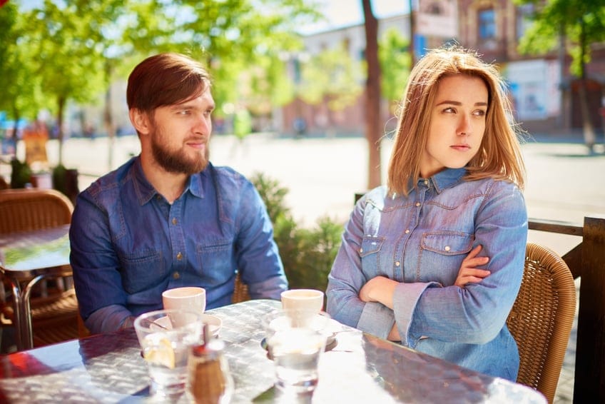 couple fight cafe