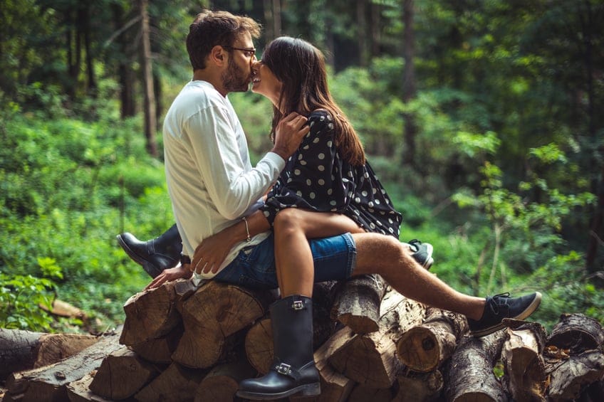 couple kissing forest park