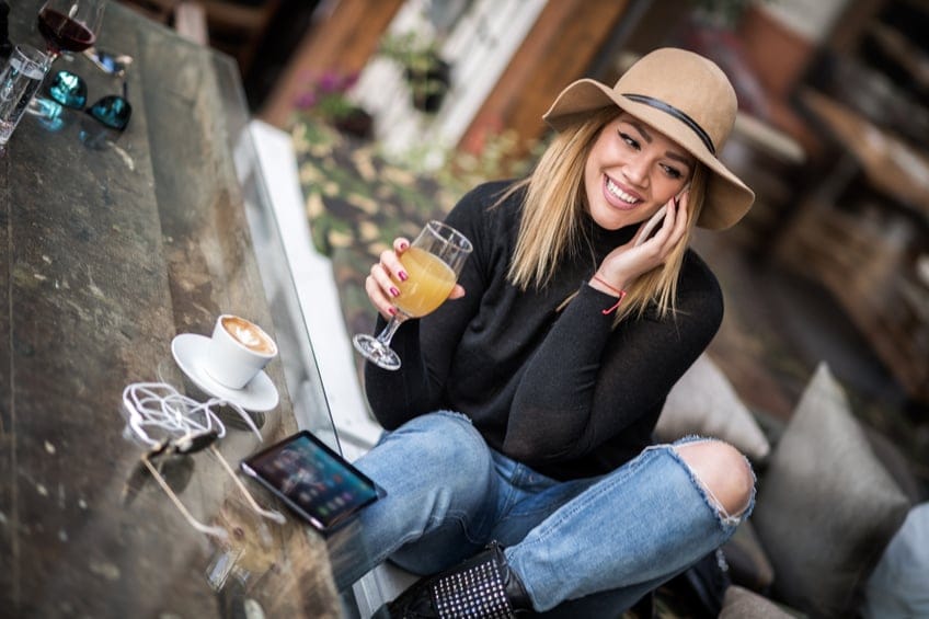 Woman with hat inside the coffee shop
