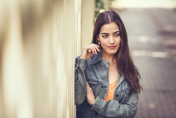 Woman with nice hair wearing casual clothes in urban background.