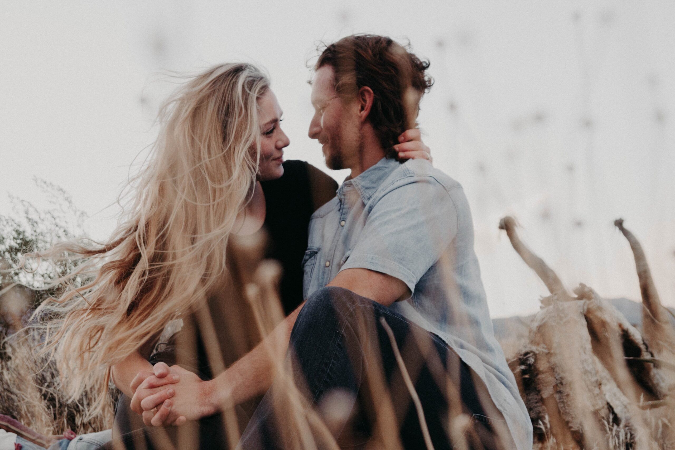 couple field kissing
