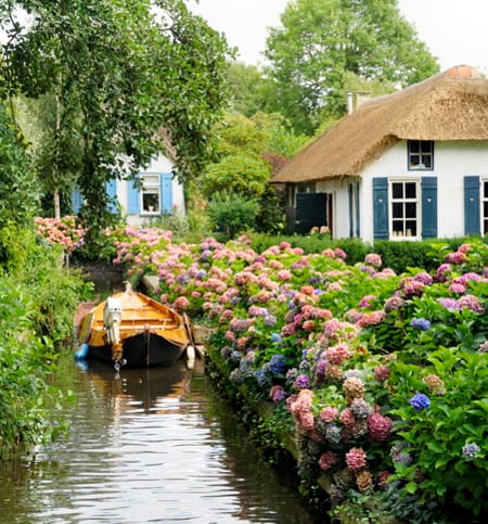 picturesque village giethorn