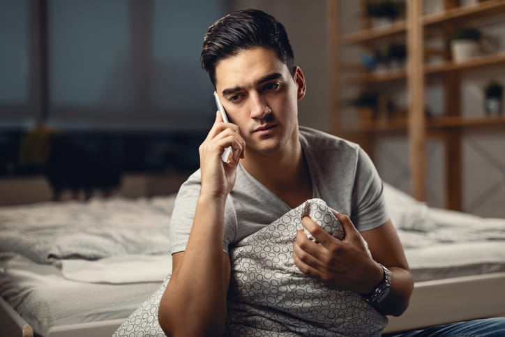 How To Know When A Guy Misses You, According To A Guy