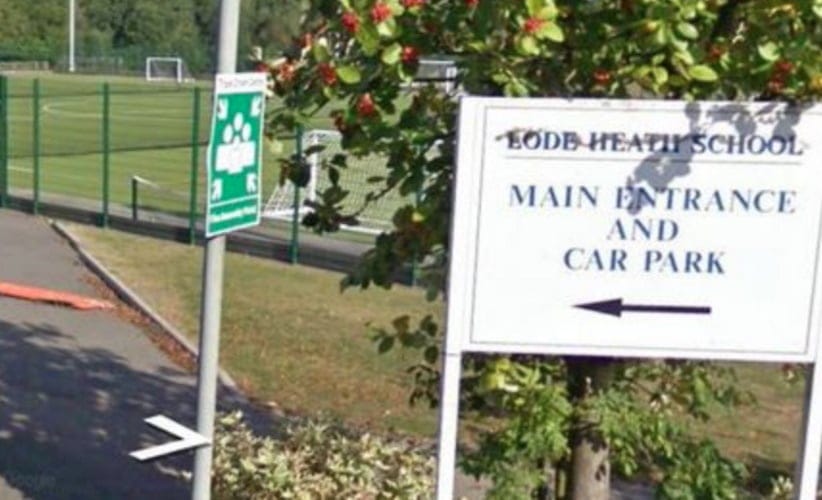 Parents Are Furious After School Forces Kids To Eat Outside ‘Regardless Of The Weather’