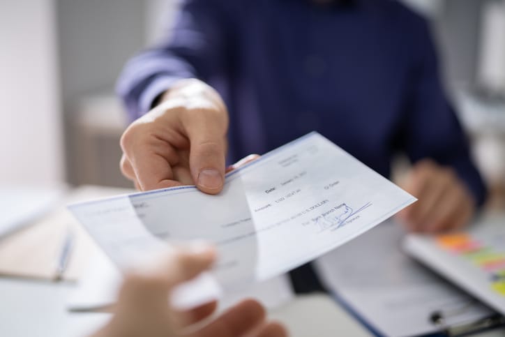 Waitress Shares Her $9.28 Paycheck For 70 Hours Of Work And The Internet Is Shocked