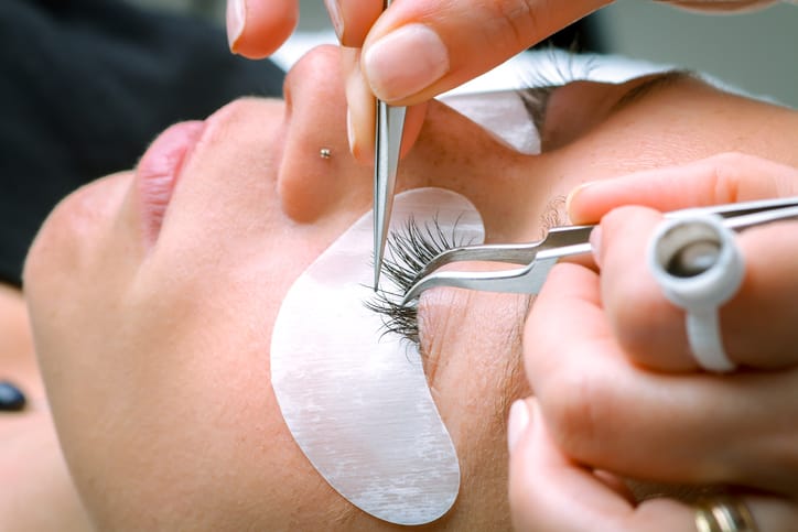getting eyelashes applied