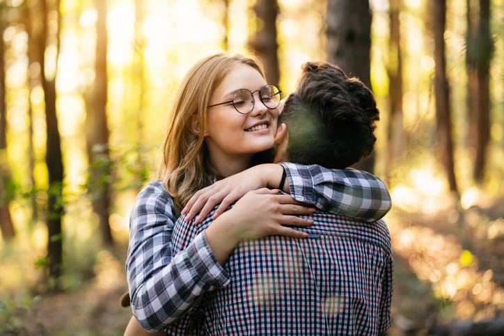 10 Signs Your Boyfriend Is Only Pretending To Love You, According To A Guy