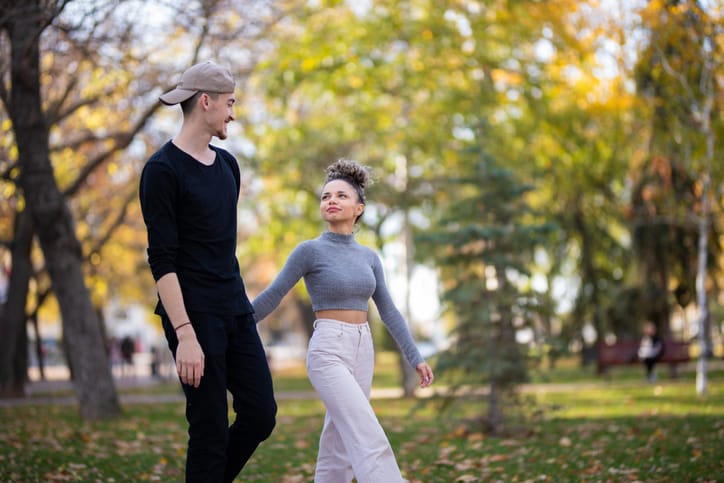 tall boyfriend short girlfriend walking