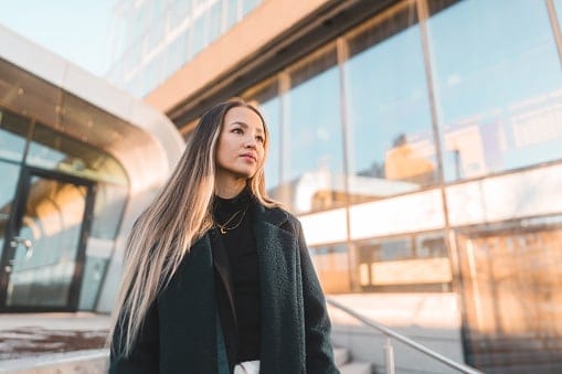 People Who Are Living in the Past Often Display These 16 Behaviors (Without Realizing It)