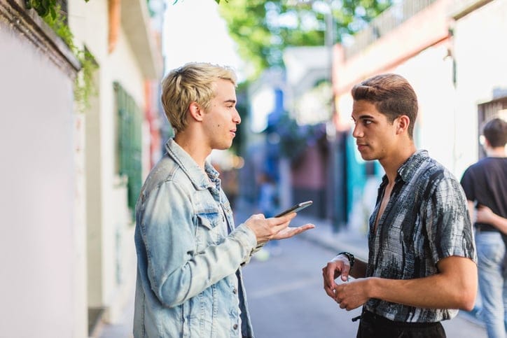 15 Signs That ‘Confiden’t Person Is Faking It & How to Spot Their Deep Insecurity